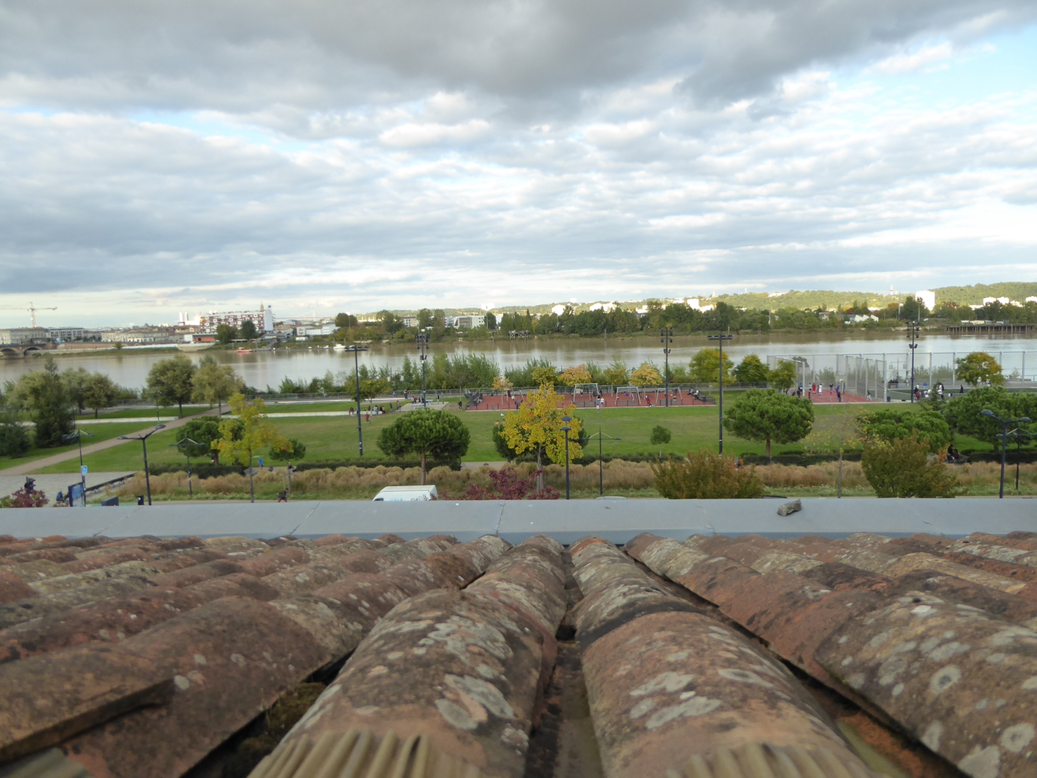 Toit de l’immeuble rénové quais de Bordeaux