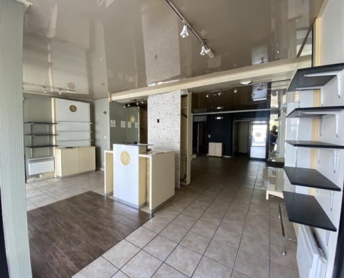 Accueil agence immobilière avant rénovation.